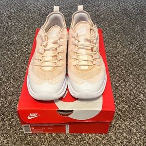 Women’s Nike Air Max Axis Size 9